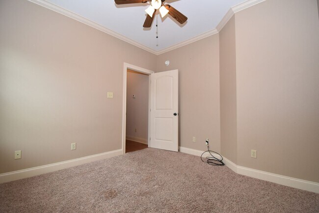 Building Photo - Spacious 3 Bedroom, 2 Bath Home