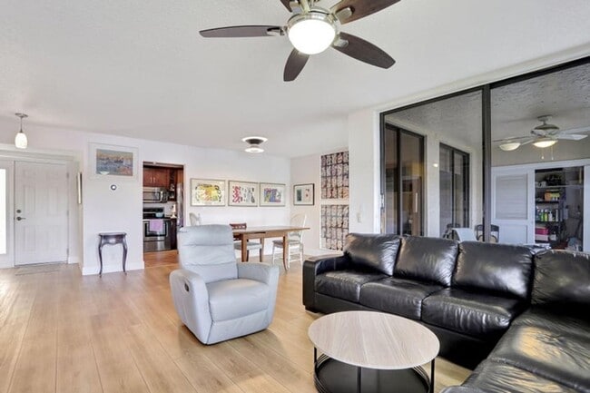 Building Photo - 2850 Carambola Cir S