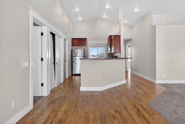 Building Photo - Spacious Home in Quiet Star Cul-de-Sac with Large Yard