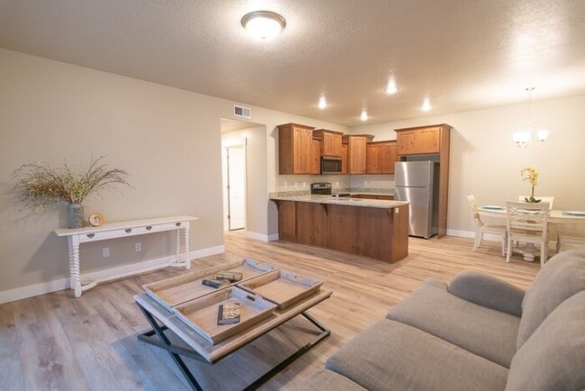 Building Photo - Beautiful Middle Floor Condo in Springville