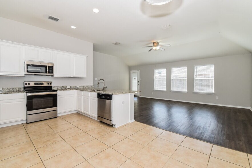 Building Photo - 910 Bowie Dr