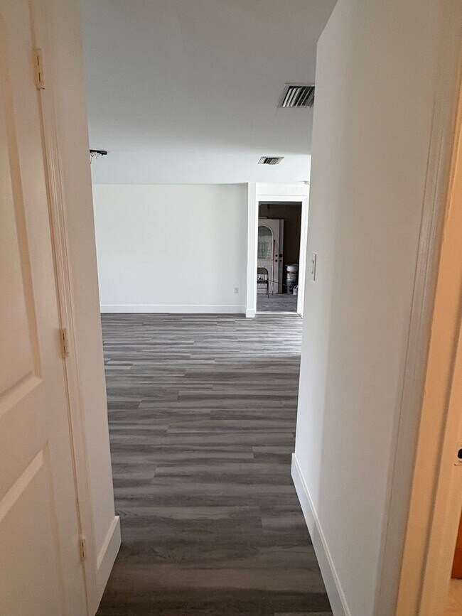 Building Photo - Spacious 2/2 with a garage available until AUGUST