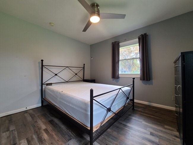 Building Photo - 2195 W Glenlord Rd