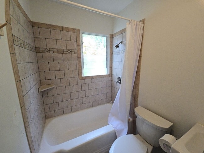 Building Photo - 3BD/2BA Eureka home is close to Sequoia Park, boasts infrared sauna!
