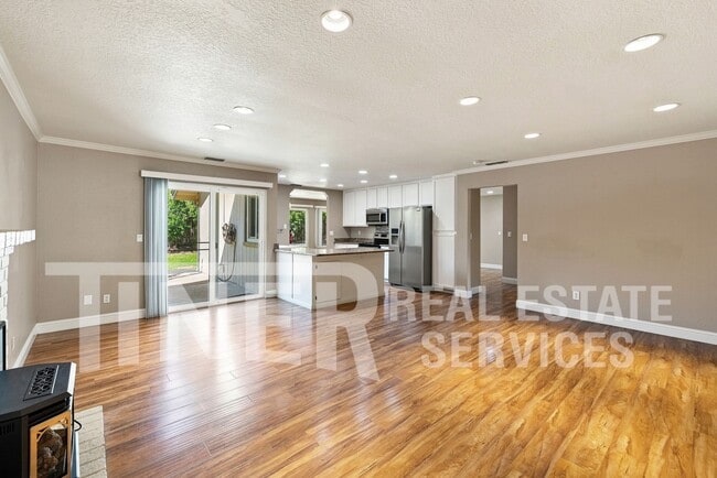 Building Photo - 639 Flower Dr