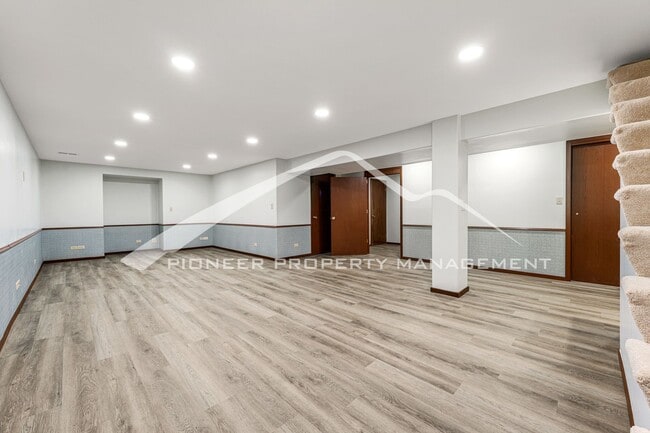 Building Photo - Spacious Home with Central AC and Fenced Yard