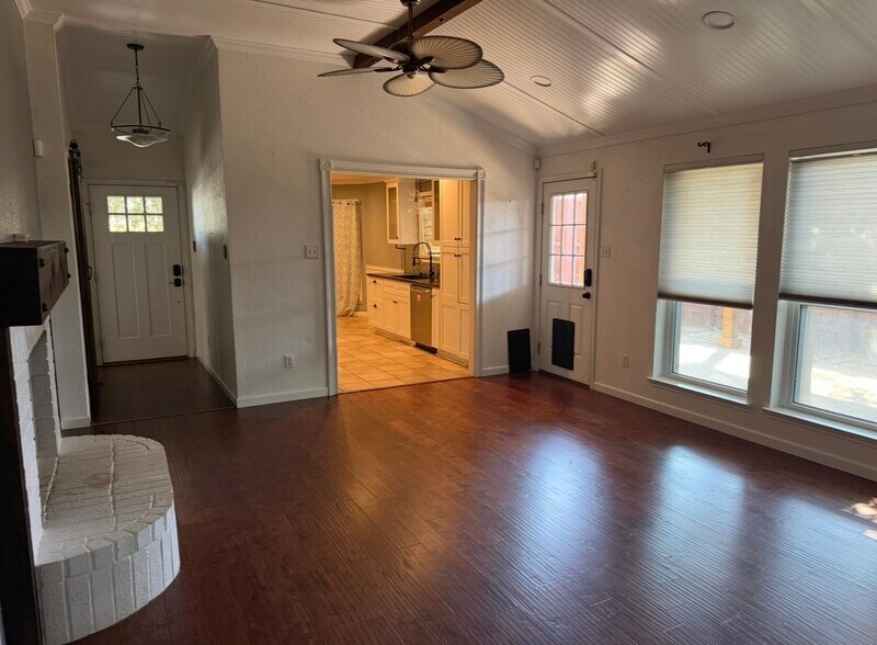 Building Photo - 6301 Glen Knoll Dr