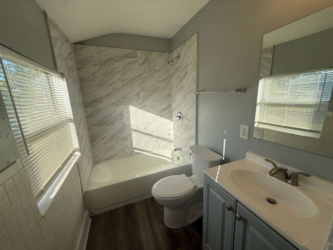 Building Photo - Cozy 3/1 House | Apply for FREE This Holiday Season!