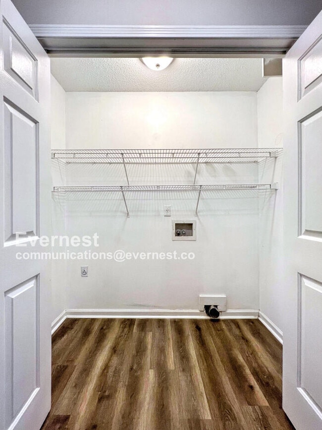 Building Photo - 285 Gaslight Cove