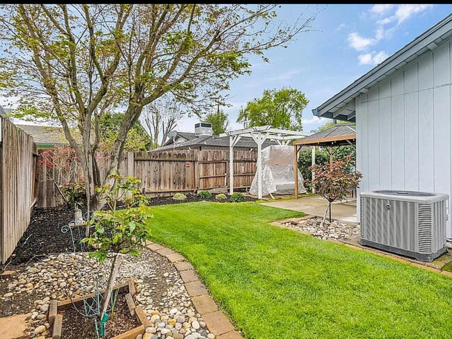 Building Photo - 3138 Princeton Ave