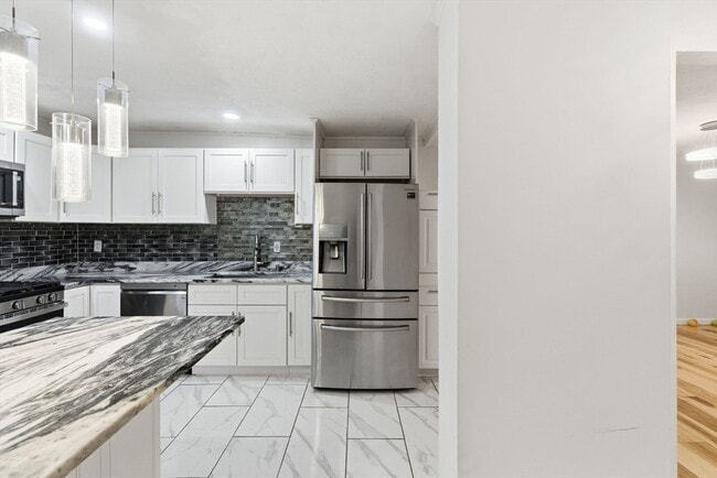 Building Photo - 16 Floyd St