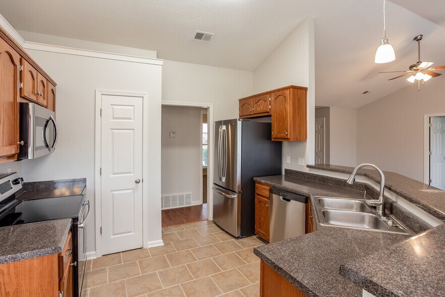 Building Photo - 1800 Sarah Ann Dr W