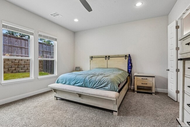 Building Photo - 1136 Aidenbaum