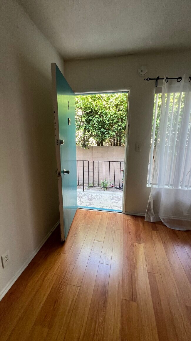 Building Photo - 3562 Mentone Ave