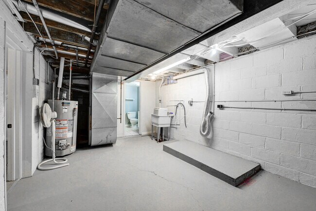 Building Photo - 5927 Hodgman Dr