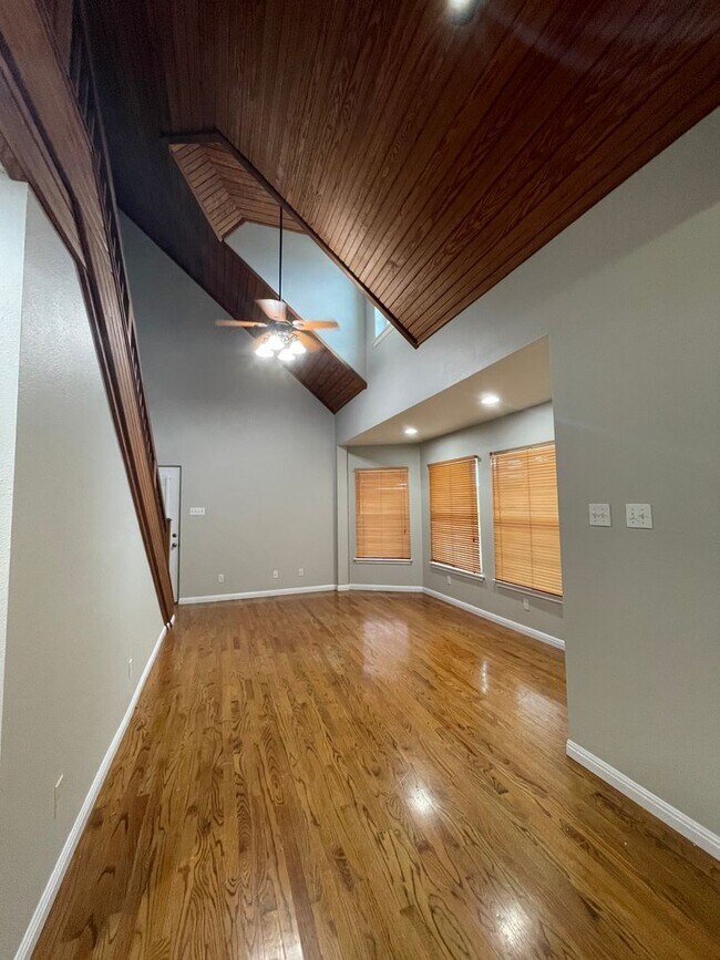 Building Photo - NEW ON MARKET