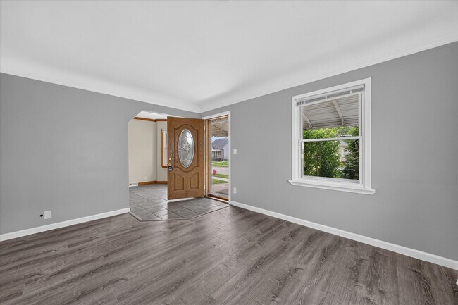 Building Photo - Charming 3-Bedroom Bungalow for Rent in Lincoln Park