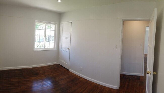 Building Photo - 6000 Lindley Ave