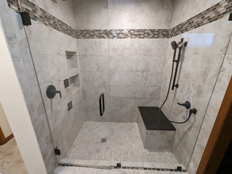 Primary bedroom shower - 7415 Savannah Dr