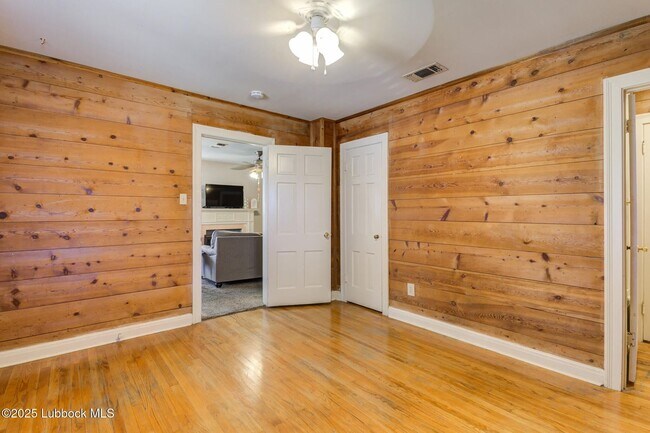 Building Photo - Charming & Unique 4 Bedroom