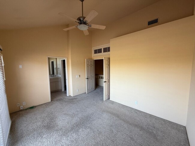 Building Photo - Beautiful 2 Bed, 2.5 Bath Townhome in Desi...