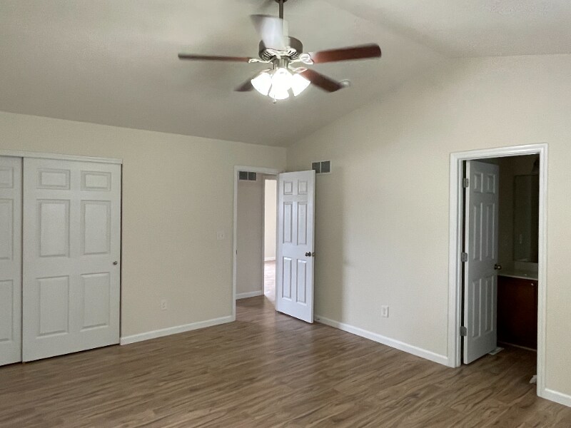 Building Photo - 60 Westhampton Ct