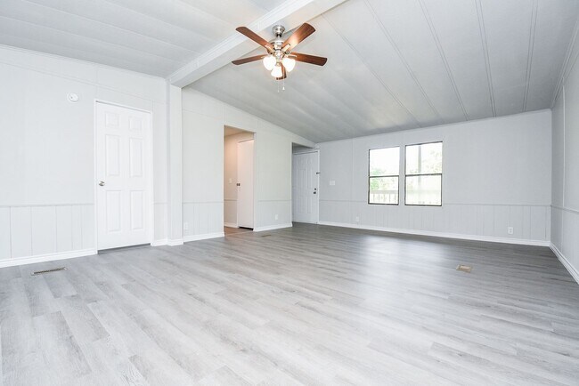 Building Photo - Cozy Roy Harris Loop mobile home