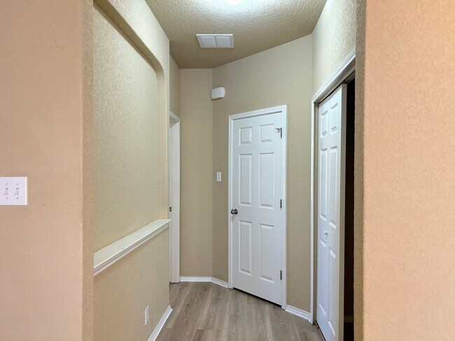 Building Photo - Charming Home in Gated Community with Great Amenities