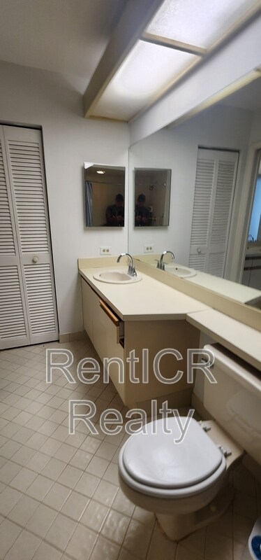 Building Photo - 1801 E Lake Rd S