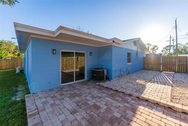 Building Photo - 2203 Nottingham Rd