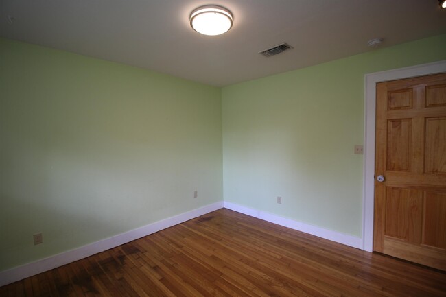 Building Photo - 732 Woodmere Dr