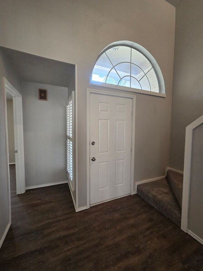 Building Photo - Awesome 2-Story 2/2/2 Townhouse in Southwe...
