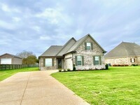 Building Photo - Available Now! 4-Bedroom 2.5 Bath Home in ...