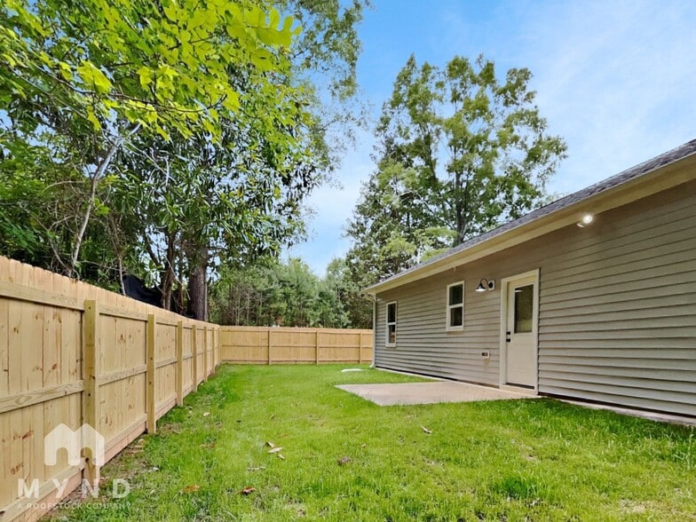 Building Photo - 420 E Cedar Ave