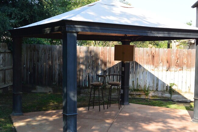 Building Photo - Beautiful Home in great North West Visalia neighborhood across from Soroptomist Park with Yard care