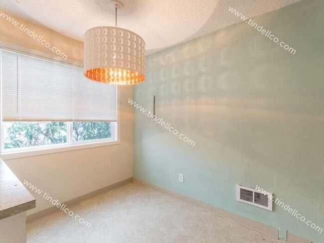 Building Photo - Charming Townhouse Style Home in Multnomah...