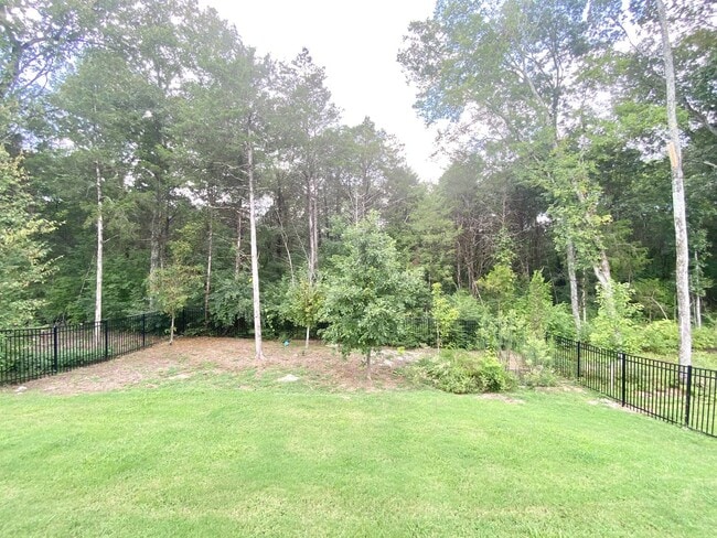 Building Photo - 4 Bedroom, 3 Bath Home w/ 2 Car Garage