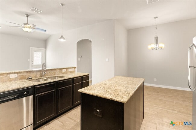 Building Photo - 541 Creekside Frst