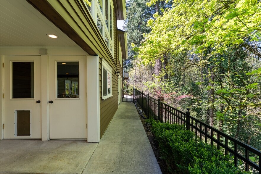 Building Photo - 2744 SW Sherwood Dr