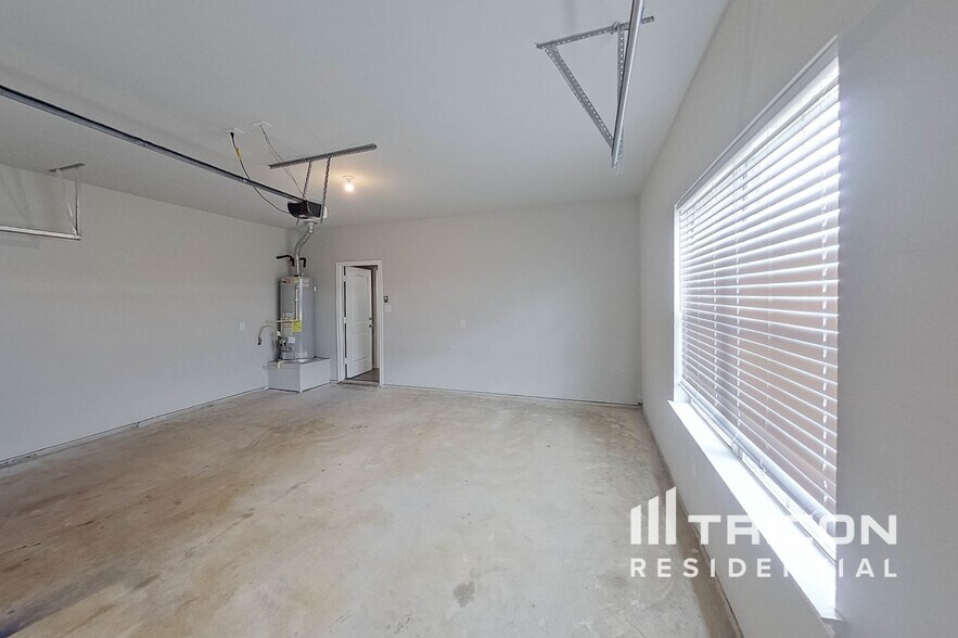 Building Photo - 523 Long Prairie Dr