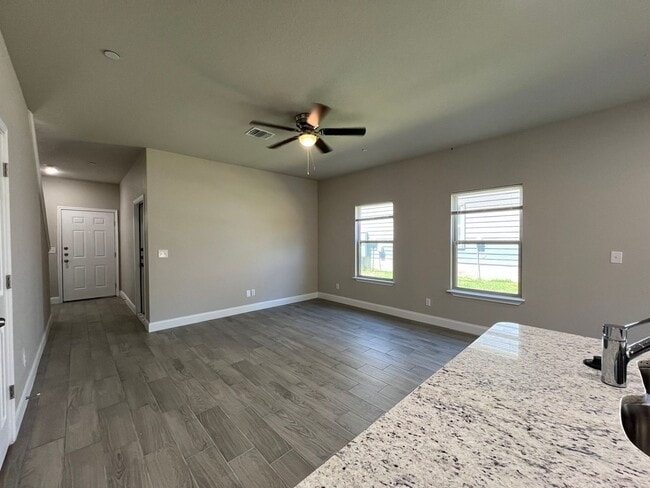 Building Photo - 3-bedroom, 2.5-bathroom townhome in Live Oak!