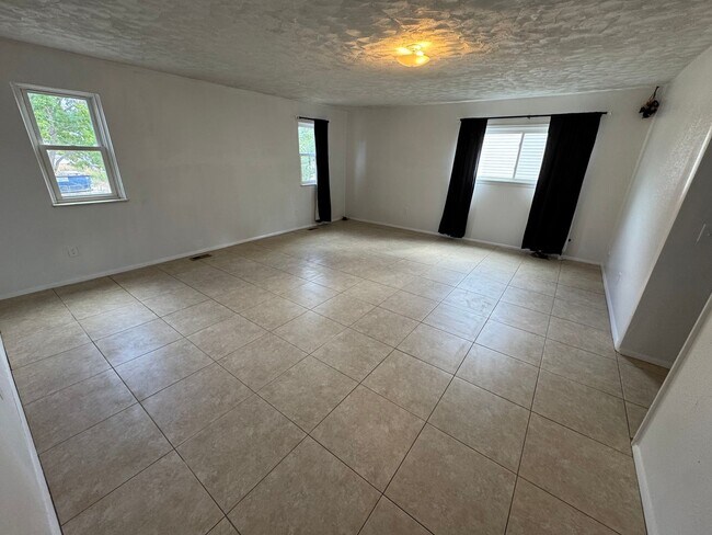 Building Photo - Spacious Morrison Home