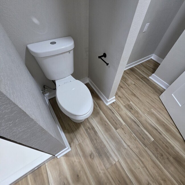 Building Photo - Beautiful 4 bedrooms and 2 full baths home located on E 113th St in Kansas City, MO