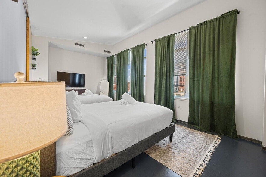 Building Photo - 160 E Berkeley St