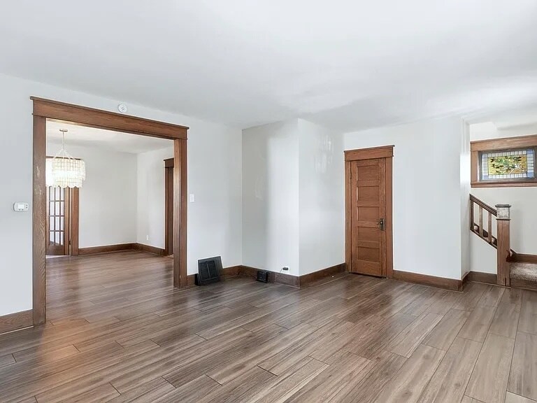 Building Photo - 121 E Branning Ave