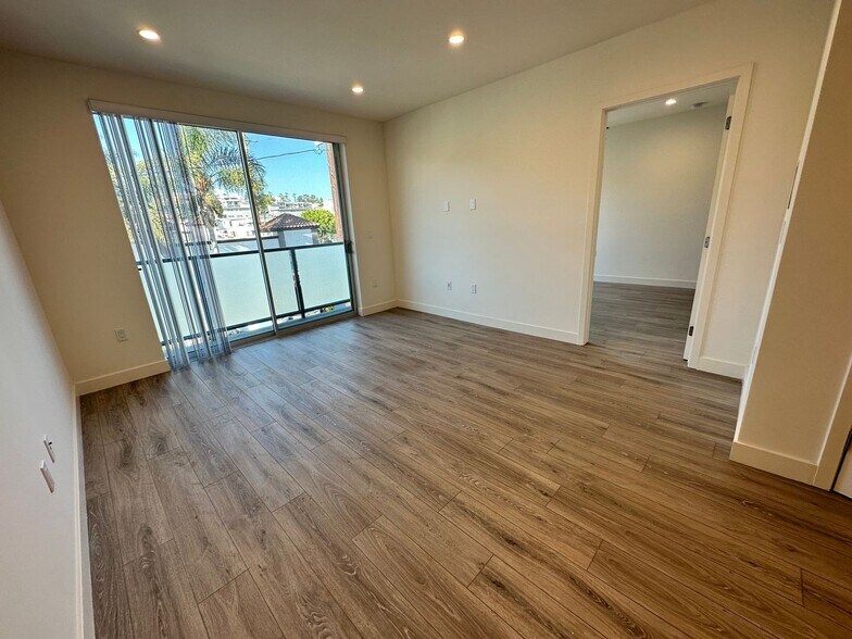 Building Photo - 3355 Overland Ave