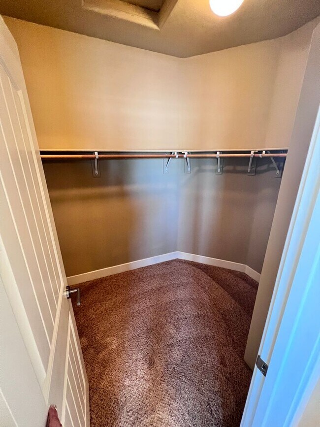 Building Photo - Stunning 3 Bedroom, 2.5 Bath Single Family Home, Gated Community, Beautiful Inside & Out!