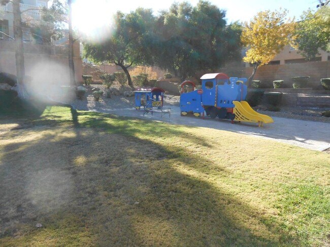 Building Photo - Spacious Home 2 Story Home in Black Mountain