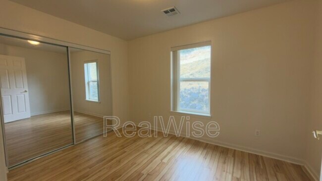 Building Photo - 1384 NE Ridge Ave