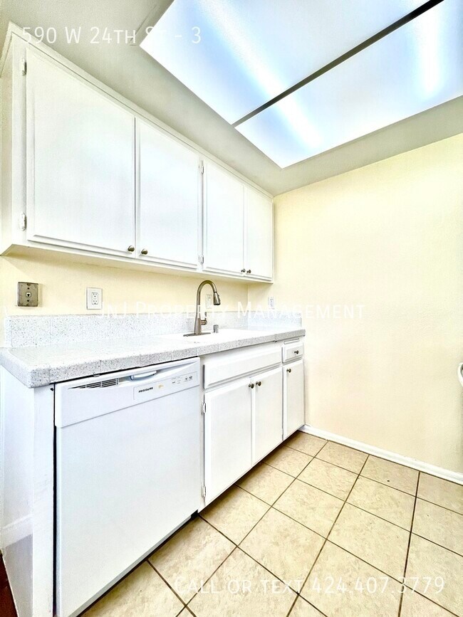 Building Photo - 590 W 24th St